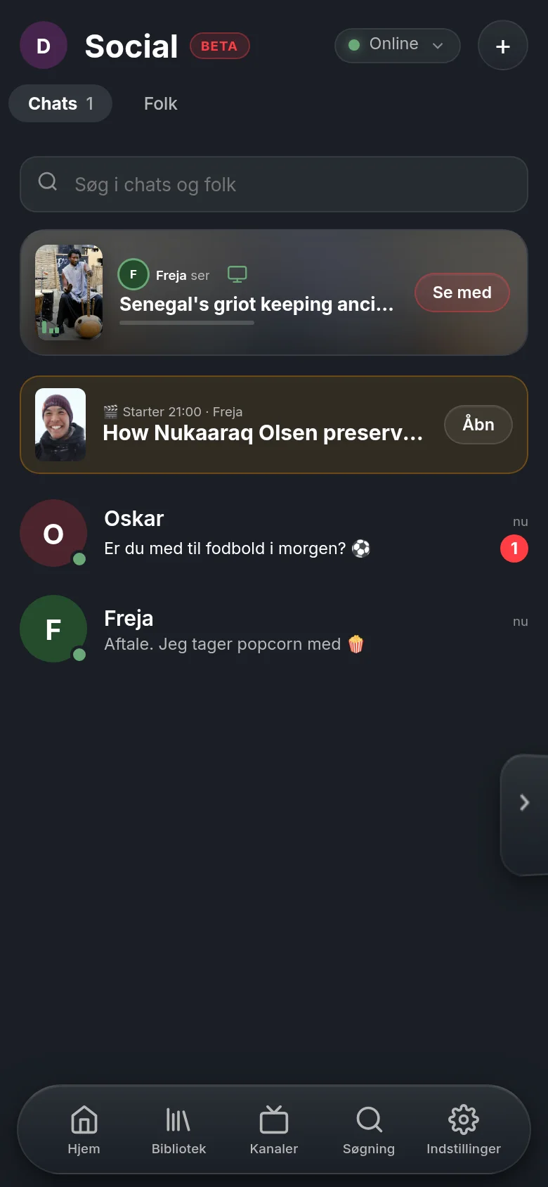 Social i Vuma på en mobil: øverst linjen om, at Freja ser en DW-dokumentar lige nu, med en knap til at se med; nedenunder det planlagte watch party og chattene med Oskar og Freja.