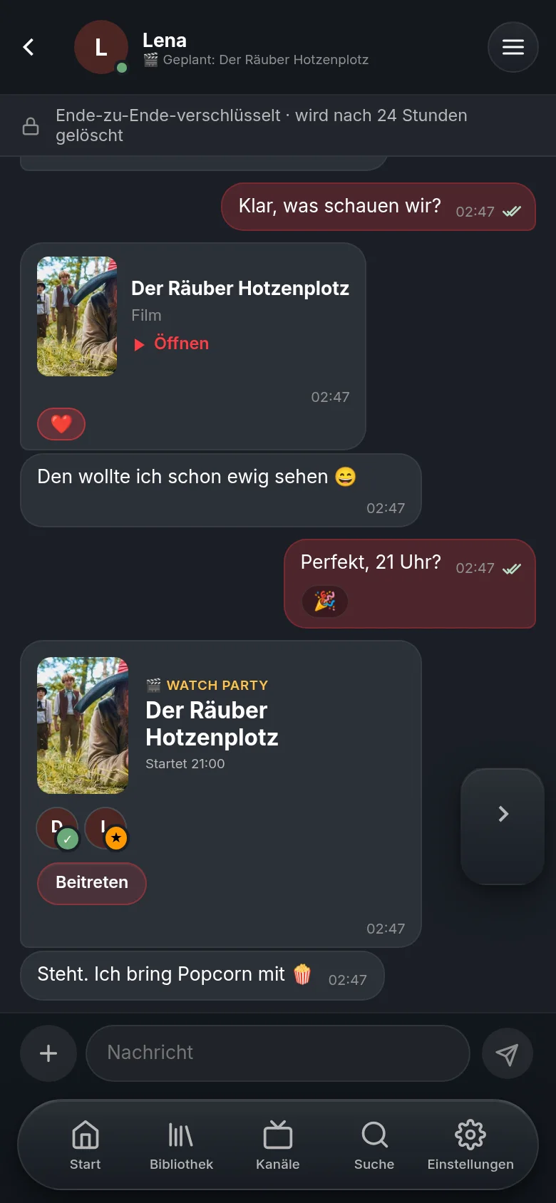 Ein Chat mit Lena in Vuma auf einem Handy: ein geteilter KiKA-Film (Der Räuber Hotzenplotz) als Karte mit einem Herz, eine Watch-Party-Karte für 21 Uhr mit Beitreten-Button und die Zeile, dass der Chat Ende-zu-Ende-verschlüsselt ist und sich nach 24 Stunden löscht.