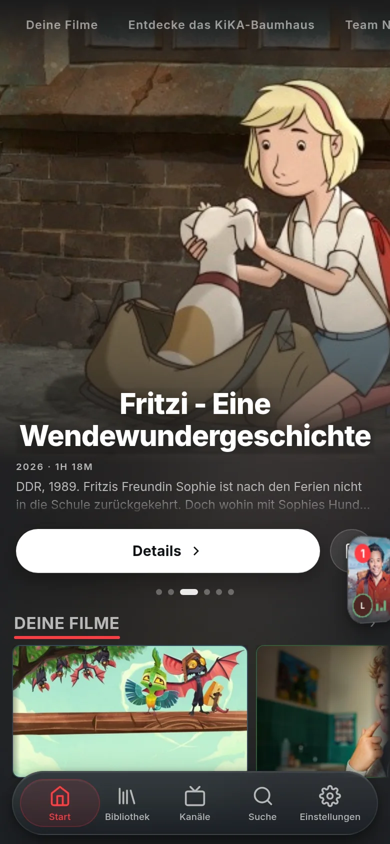 Das Vuma-Dashboard mit dem KiKA-Addon auf einem Handy; am Rand die Social-Karte mit Lenas Gesicht, weil sie gerade schaut.