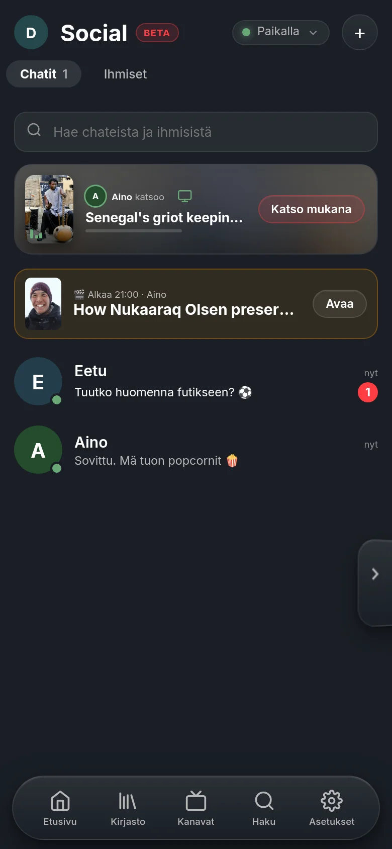 Social Vumassa puhelimessa: ylhäällä rivi, jonka mukaan Aino katsoo juuri nyt DW-dokumenttia, painikkeella katsoa mukana; alla suunniteltu watch party ja chatit Eetun ja Ainon kanssa.
