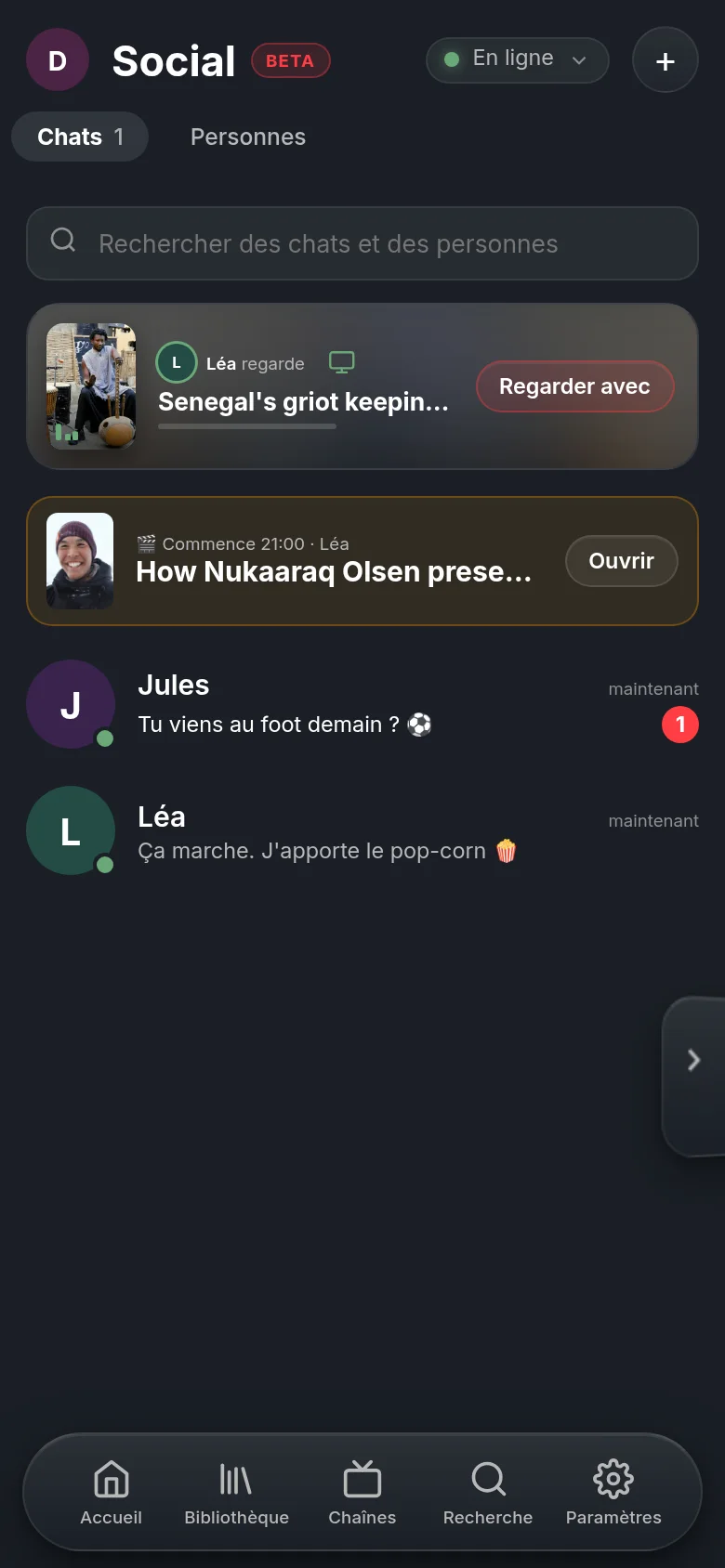 Social dans Vuma sur un téléphone : en haut la ligne indiquant que Léa regarde un documentaire DW, avec un bouton pour regarder avec elle, en dessous la watch party planifiée et les chats avec Jules et Léa.