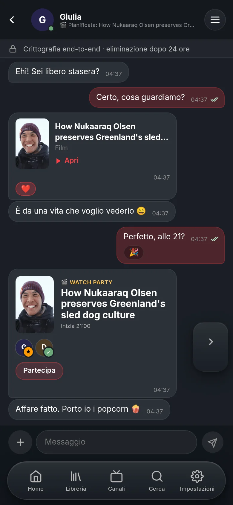 Una chat con Giulia in Vuma su un telefono: un documentario DW condiviso come card con un cuore, una card di watch party per le 21 con il pulsante Partecipa, e la riga che dice che la chat è cifrata end-to-end e si cancella dopo 24 ore.