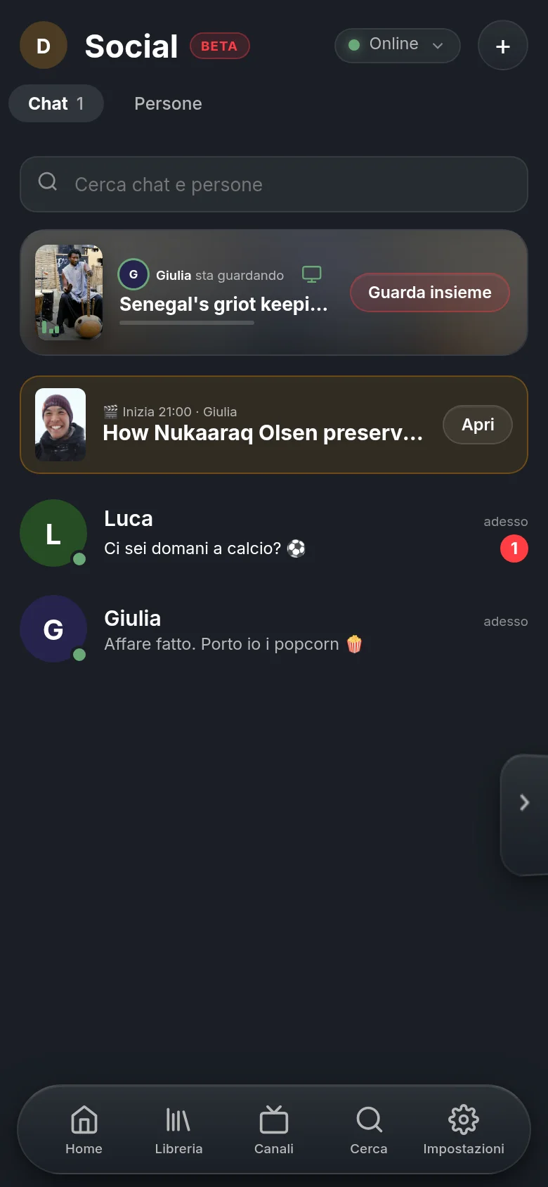 Social in Vuma su un telefono: in alto la riga che dice che Giulia sta guardando un documentario DW, con un pulsante per guardare insieme; sotto la watch party organizzata e le chat con Luca e Giulia.