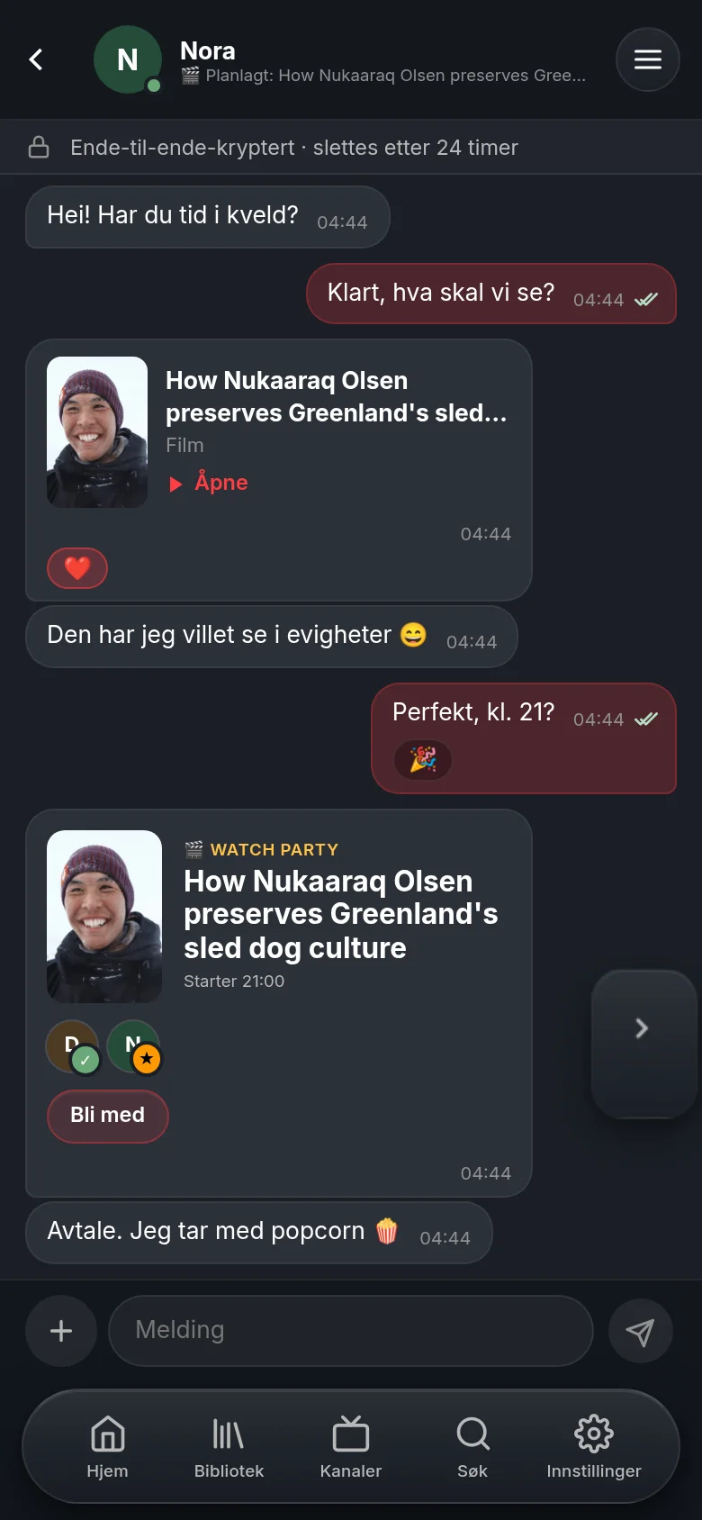 En chat med Nora i Vuma på en mobil: en delt DW-dokumentar som et kort med et hjerte, et watch-party-kort for kl. 21 med en Bli med-knapp, og linjen om at chatten er ende-til-ende-kryptert og slettes etter 24 timer.