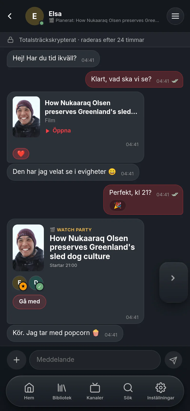 En chatt med Elsa i Vuma på en mobil: en delad DW-dokumentär som ett kort med ett hjärta, ett watch-party-kort för kl 21 med en Gå med-knapp, och raden om att chatten är end-to-end-krypterad och raderas efter 24 timmar.