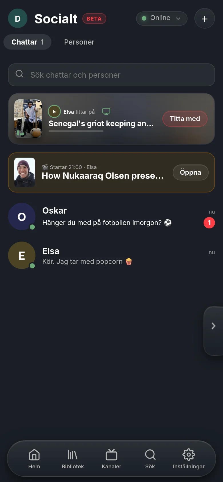 Social i Vuma på en mobil: överst raden om att Elsa tittar på en DW-dokumentär just nu, med en knapp för att titta med; därunder det planerade watch partyt och chattarna med Oskar och Elsa.
